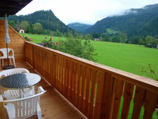 Aussicht vom Balkon auf das wunderschöne Bergpanorama Aussicht vom Balkon auf das wunderschöne Bergpanorama